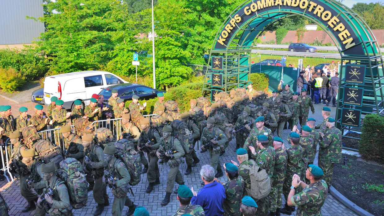 Militairen van het Korps Commando Troepen marcheren.