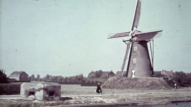 Oude foto Nederlandse molen tijdens de Tweede Wereldoorlog.
