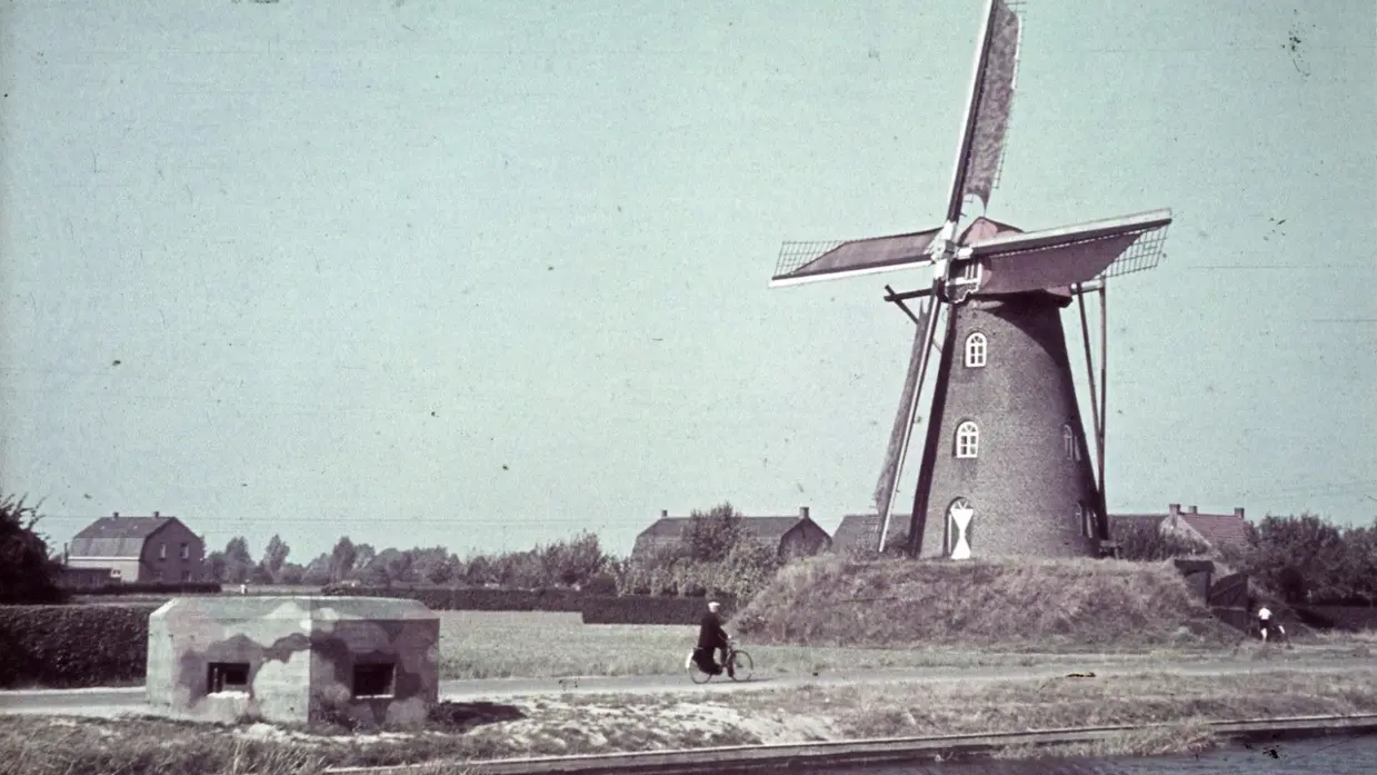 Oude foto Nederlandse molen tijdens de Tweede Wereldoorlog.
