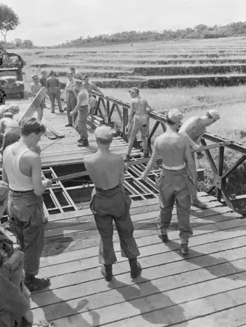 Militairen bouwen een baileybrug.