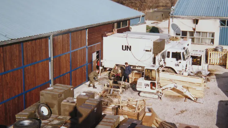 Een witte vrachtwagen met de tekst UN op een kamp in Bosnië.