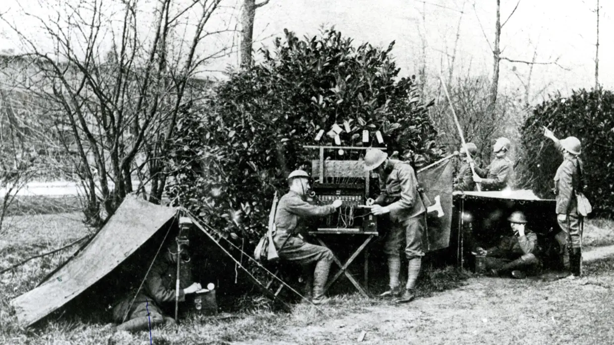 Militairen te velden aan het telefoneren.