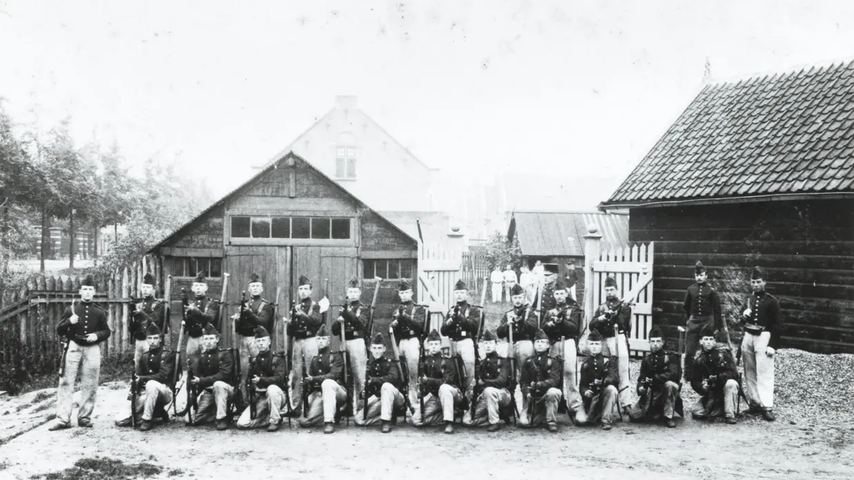 Zwart-wit foto van een peloton Spoorwegtroepen in 1900.