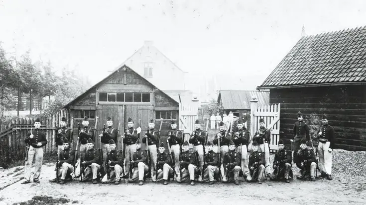 Zwart-wit foto van een peloton Spoorwegtroepen in 1900.