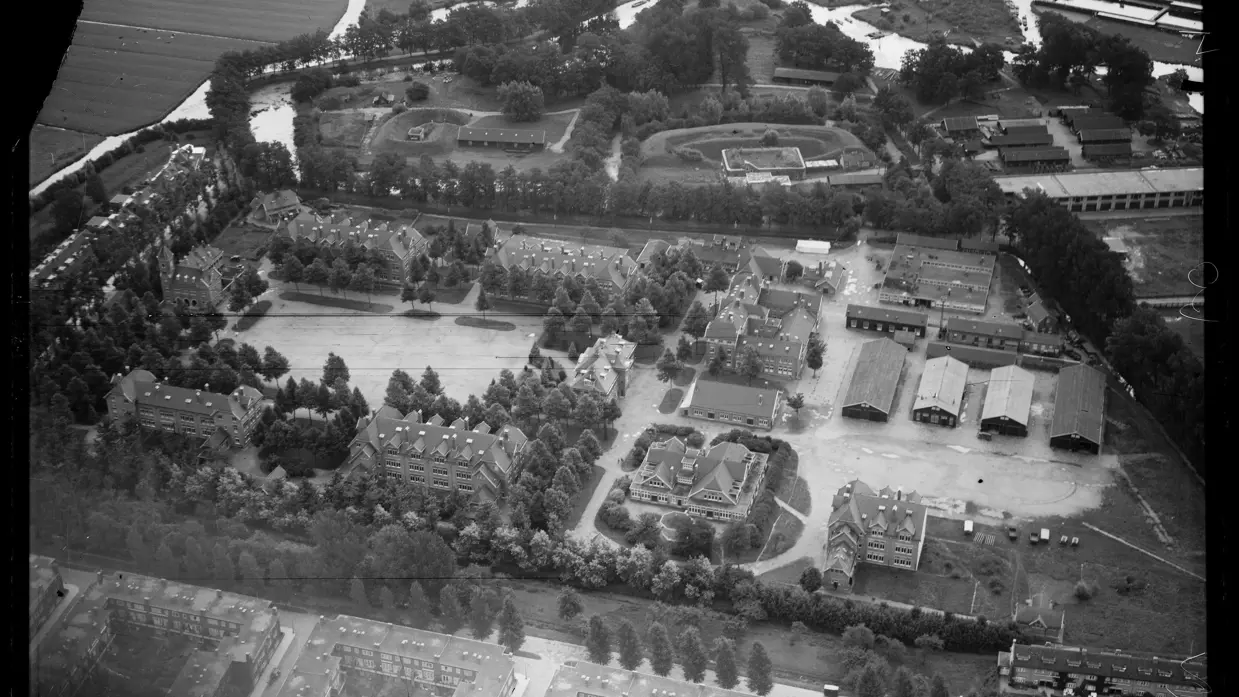 Zwart-wit foto van de Kromhoutkazerne in Utrecht.