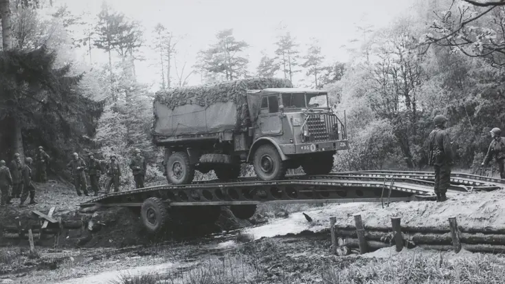 Een DAF-vrachtwagen passeert een rijsporenbrug.