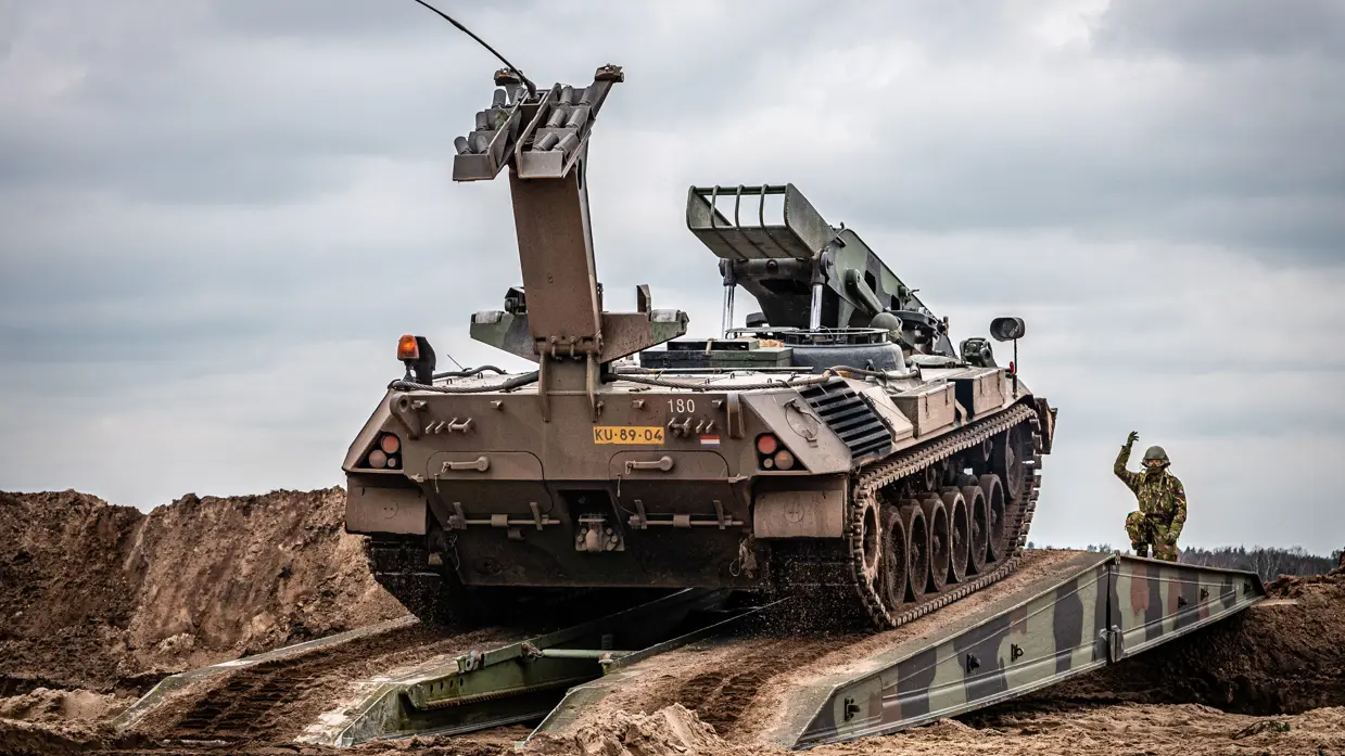 Een Leopard 1-brugleggende tank .