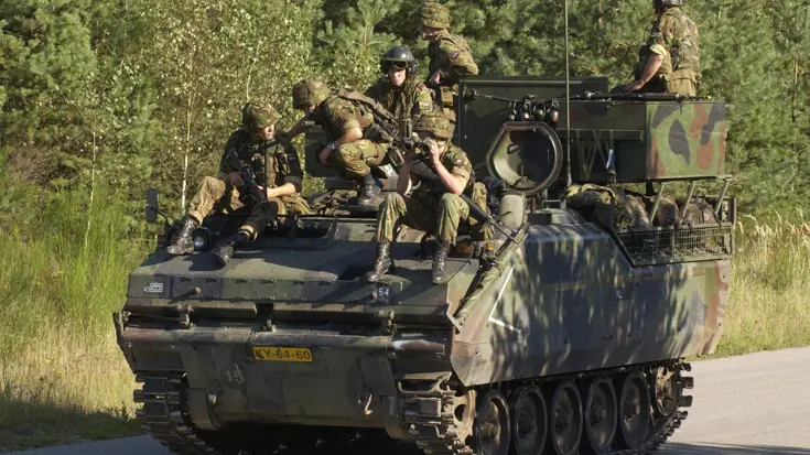 Genisten liften mee op een YPR-765.