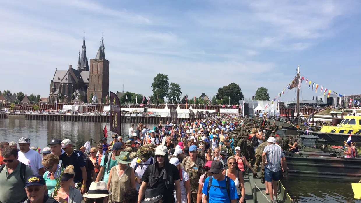 Pontonniers lopen op de befaamde brug over de Maas bij Cuijk.