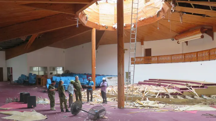 Genisten inspecteren een kerkgebouw op Sint Maarten.
