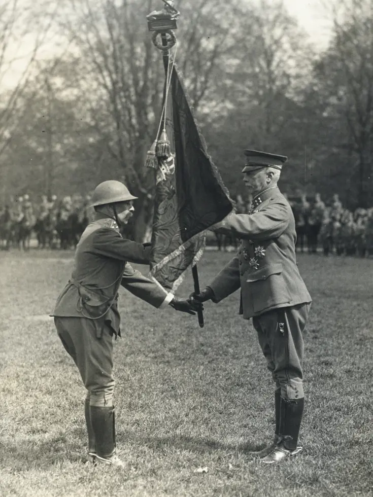 Het vaandel van de genietroepen wordt uitgereikt (1927).