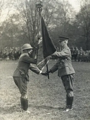 Het vaandel van de genietroepen wordt uitgereikt (1927).