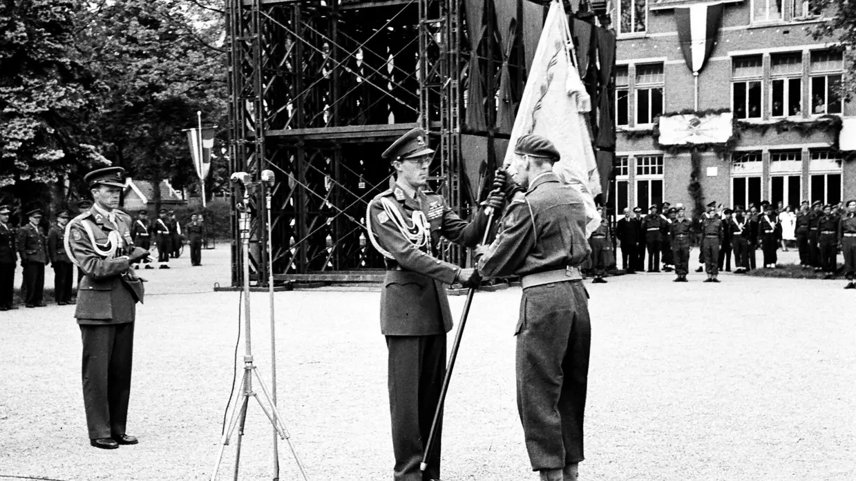 Uitreiking van het vaandel in 1948.