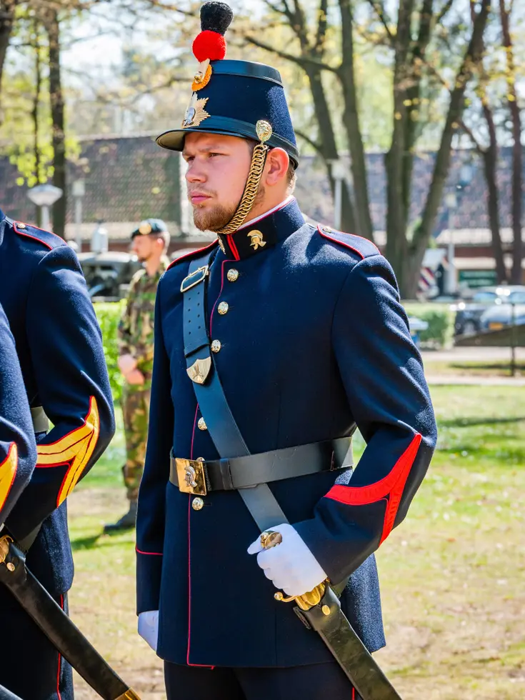 Militair in ceremonieel tenue.