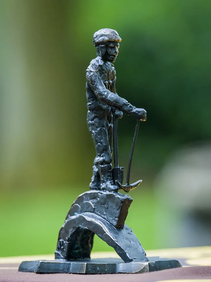 Een bronzen beeld van een genist.