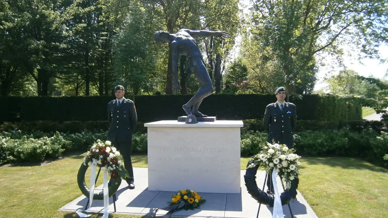 Erewacht bij het monument ‘De Vallende Man’ in Dordrecht.