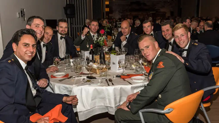 Militairen aan tafel tijdens het regimentsdiner.