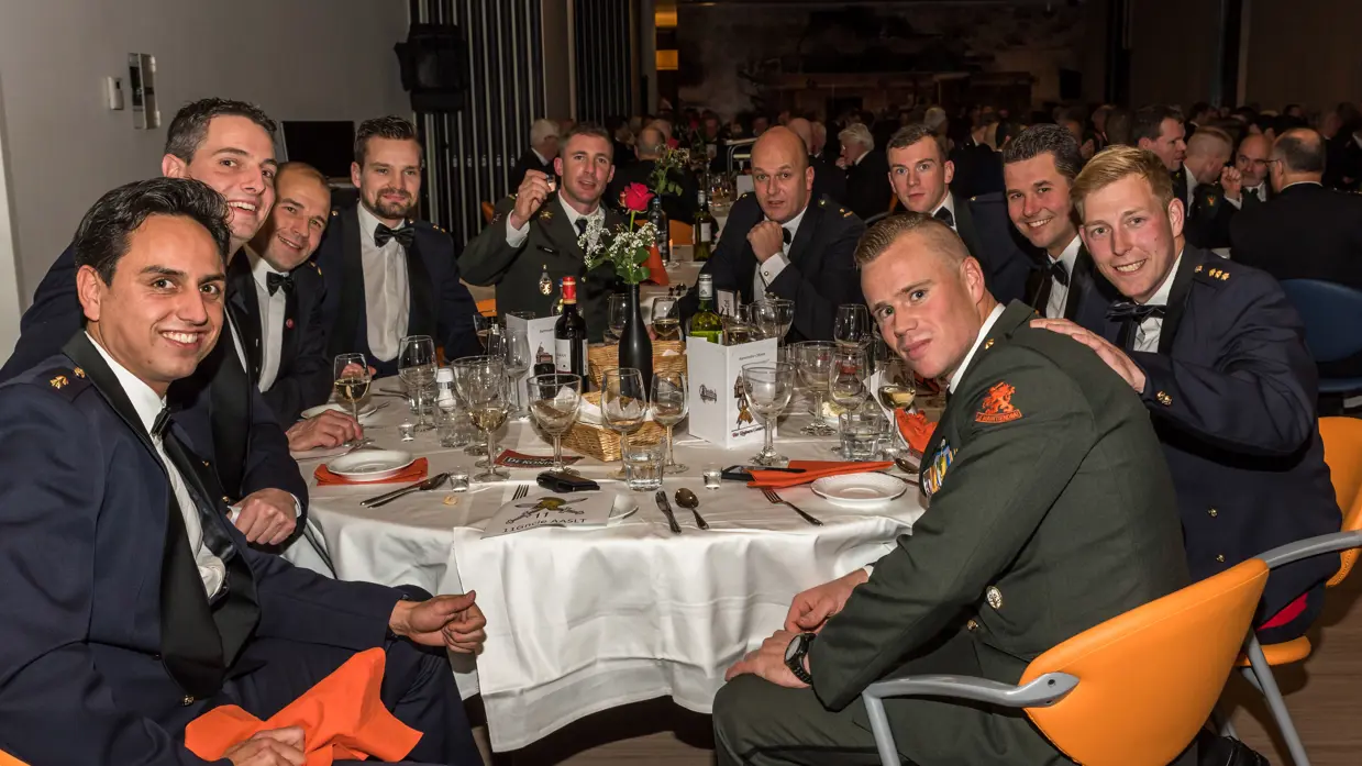 Militairen aan tafel tijdens het regimentsdiner.