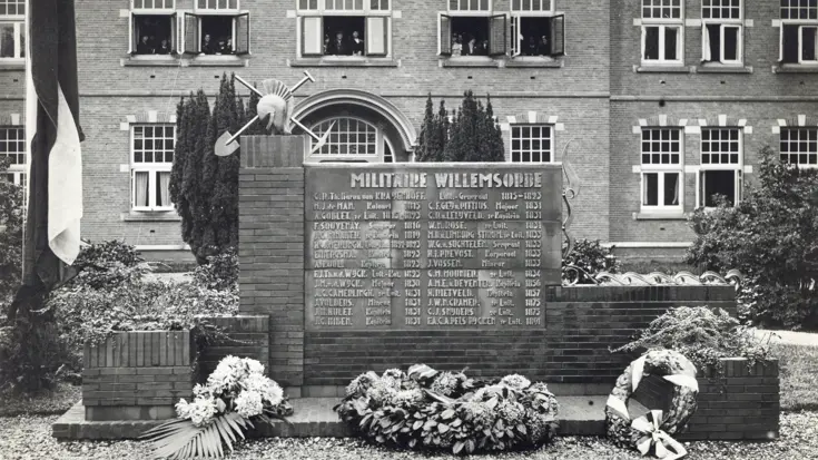 Het eerste geniemonument op de Kromhoutkazerne.