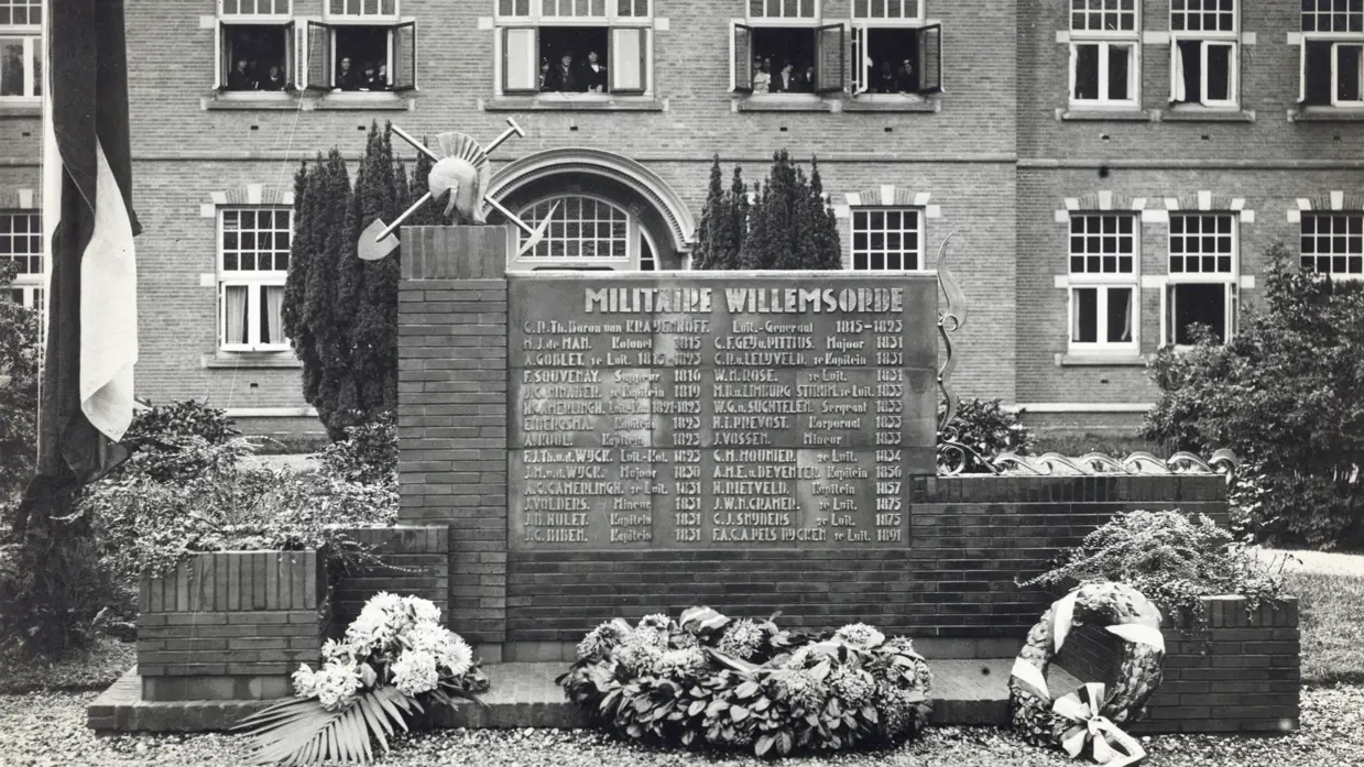 Het eerste geniemonument op de Kromhoutkazerne.