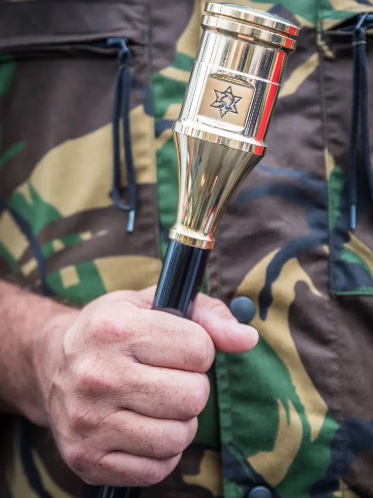 De kop van de bataljonsstok met het genieembleem gegraveerd.