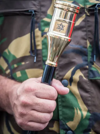 De kop van de bataljonsstok met het genieembleem gegraveerd.