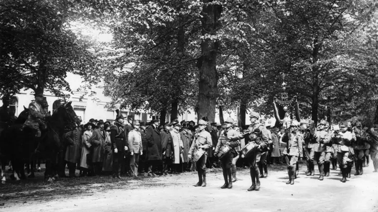 Het Fanfarekorps der Genie defileert op de Maliebaan in Utrecht, 1923.