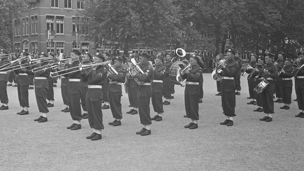 Het Fanfarekorps der Genie op de Kromhoutkazerne in Utrecht, 1948.