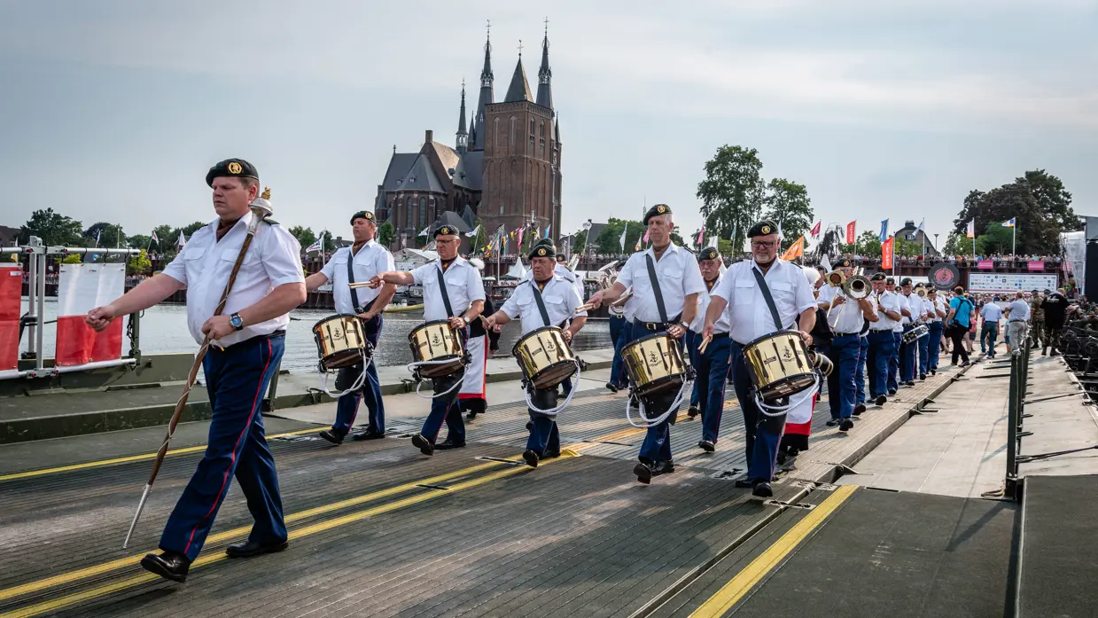 Militair orkest dat speelt op straat.