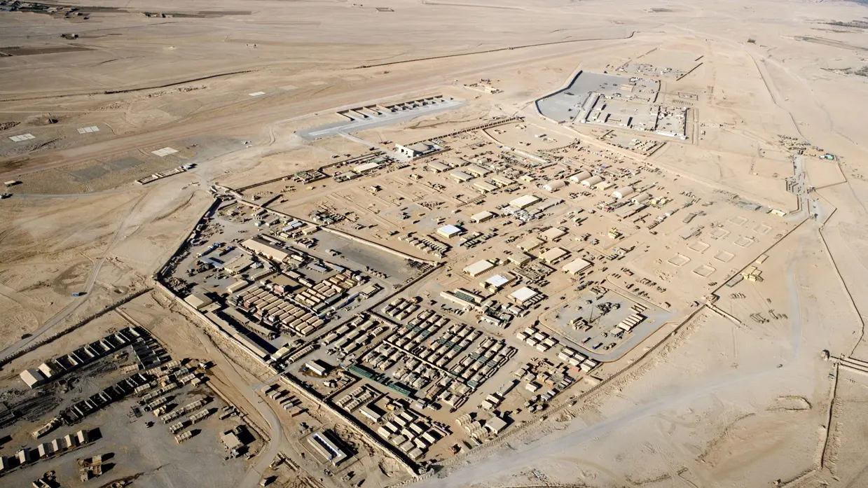 Luchtfoto van Kamp Holland in Afghanistan, 2006.