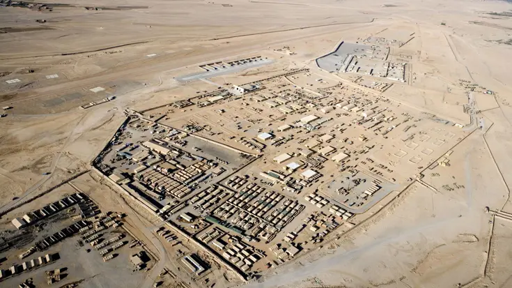 Luchtfoto van Kamp Holland in Afghanistan, 2006.