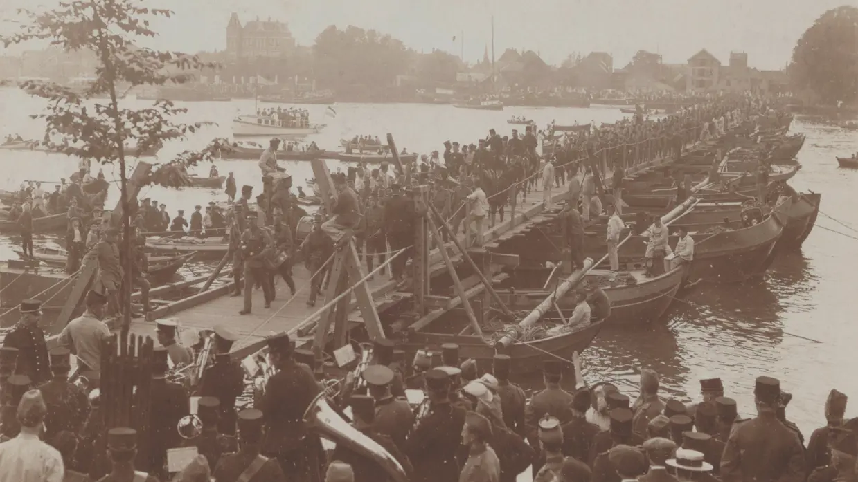 Foto uit 1913: heel veel mensen lopen op de brug over de Oude Maas bij Zwijndrecht.