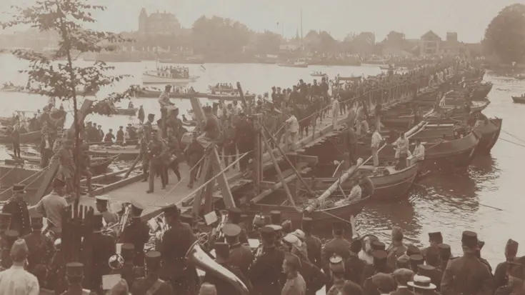 Foto uit 1913: heel veel mensen lopen op de brug over de Oude Maas bij Zwijndrecht.