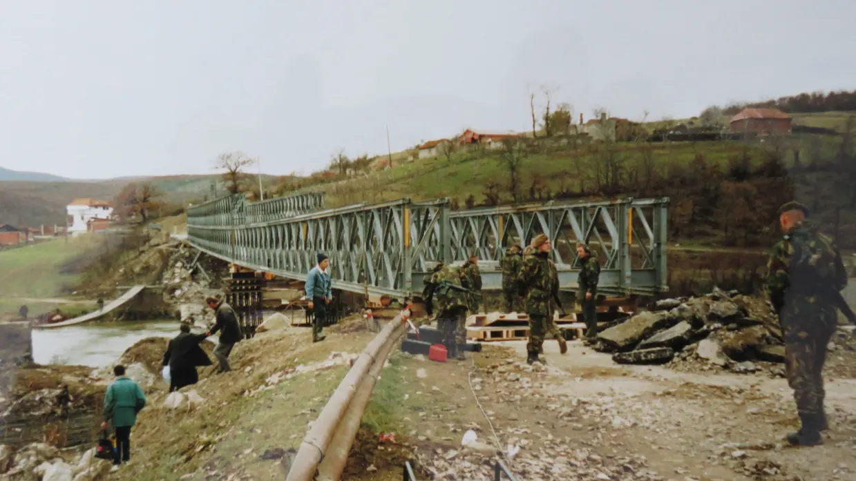 Militairen bouwen een Mabey-Johnsonbrug in Kosovo.