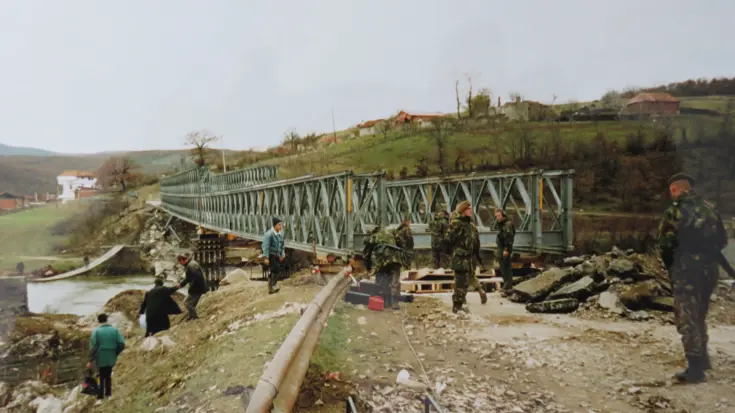 Militairen bouwen een Mabey-Johnsonbrug in Kosovo.