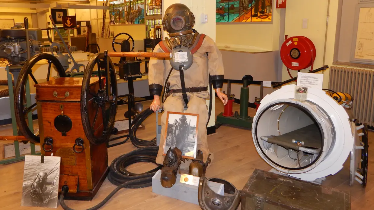 Museum met stukken van de genie waaronder een oud duikpak.