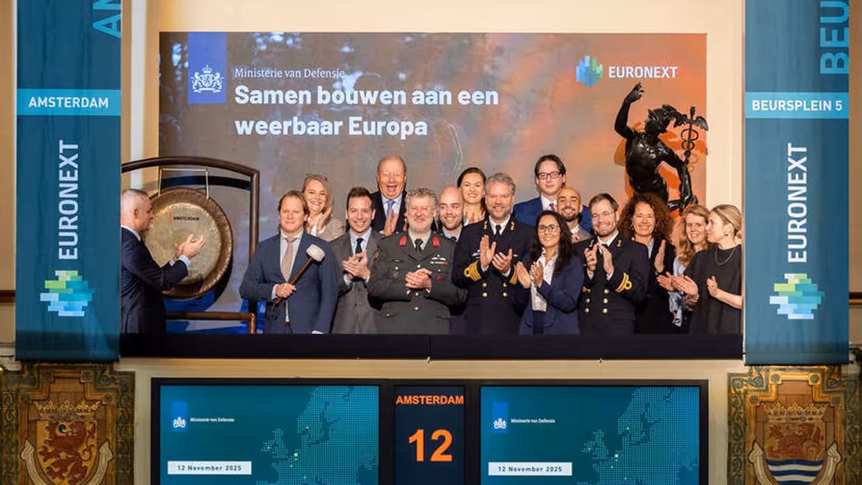 Een 10-tal mensen voor een poster Samen bouwen aan een weerbaar Europa.