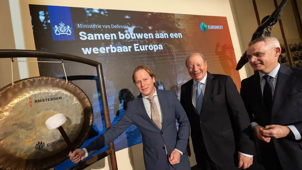 Staatssecretaris Tuinman slaat op de gong op de beursvloer van Euronext Amsterdam.