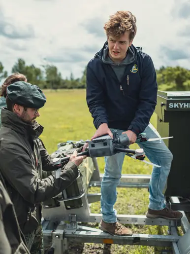 Iemand van Tective Robotics geeft uitleg over een drone 