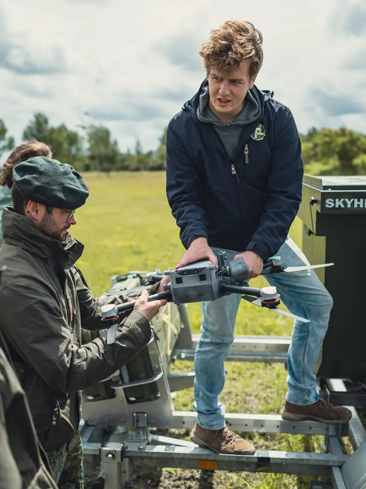 Iemand van Tective Robotics geeft uitleg over een drone 