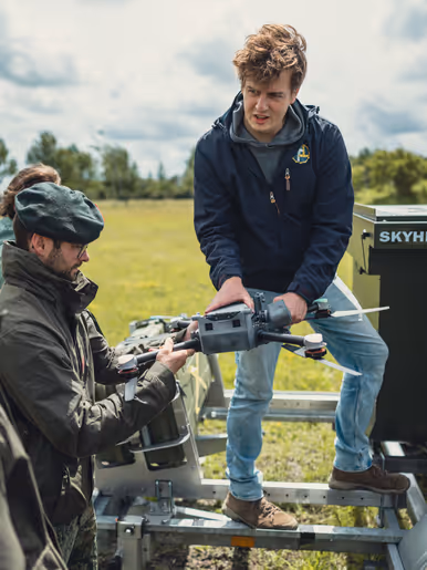Iemand van Tective Robotics geeft uitleg over een drone 
