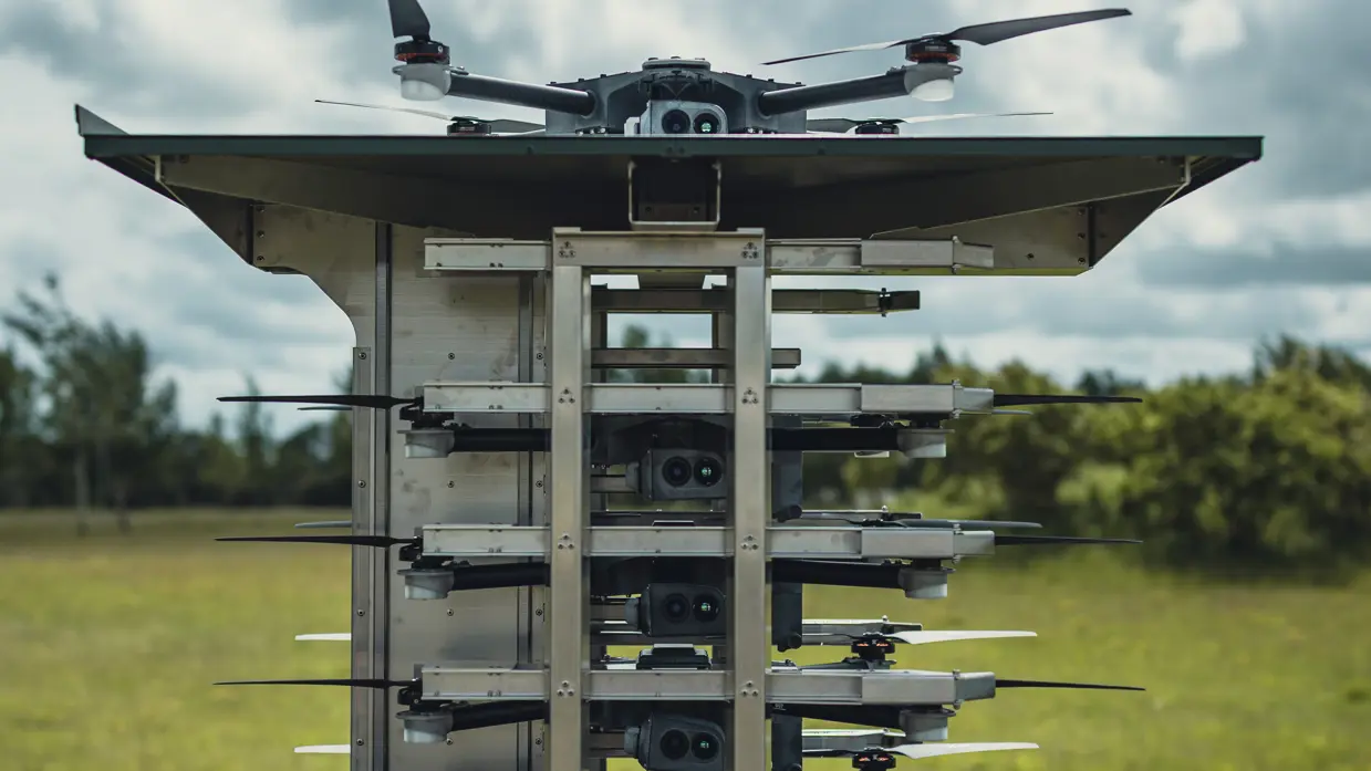 De bovenkant van het SkyHive-systeem is zichtbaar; een rek met apparatuur met de drone er bovenop.