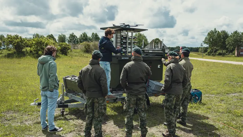  Reservisten staan om SkyHive heen
