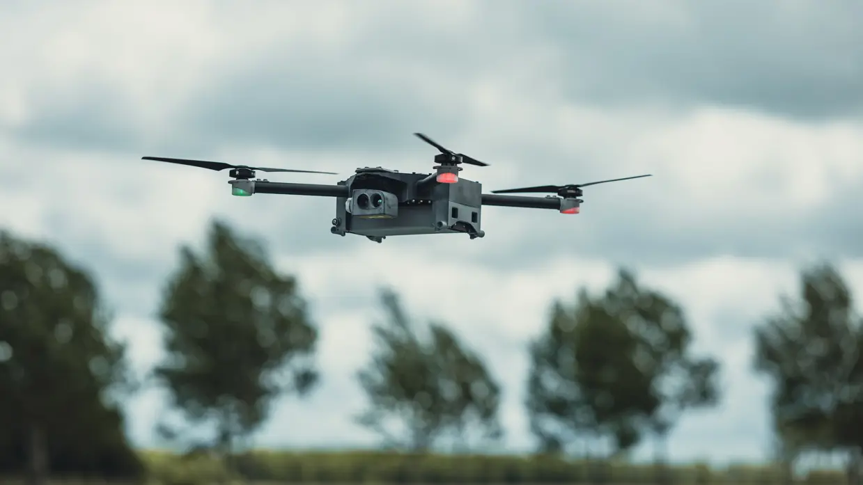 Een drone vliegt in de lucht.