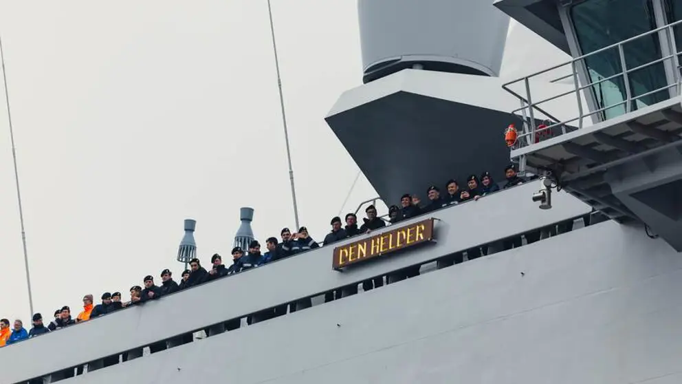 Zijaanzicht van bevoorradingsschip 'Den Helder'.