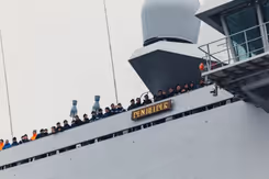 Zijaanzicht van bevoorradingsschip 'Den Helder'.