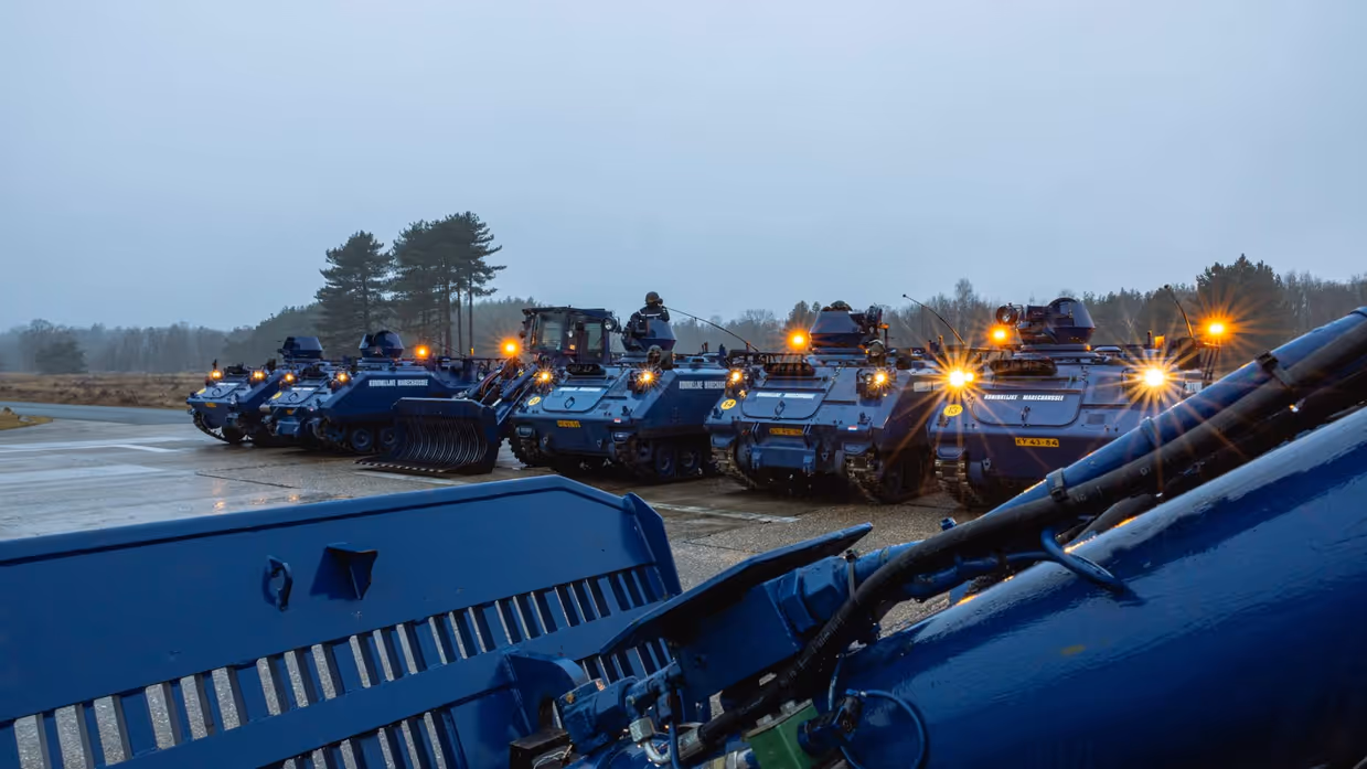 YPR-pantservoertuigen en shovel opgesteld.