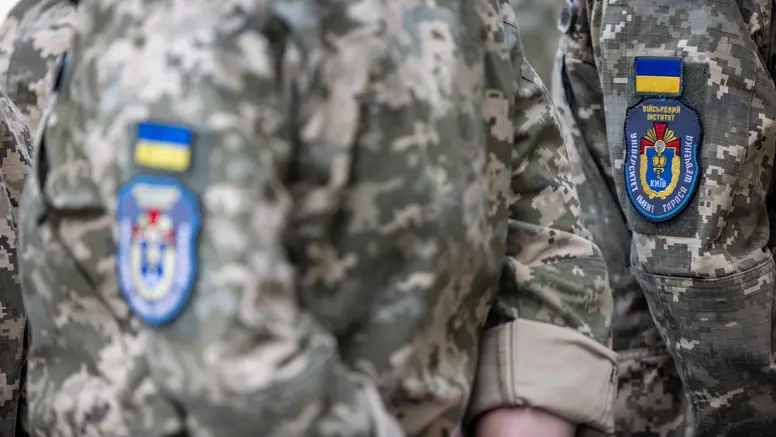 militairen met Oekraïne-patch