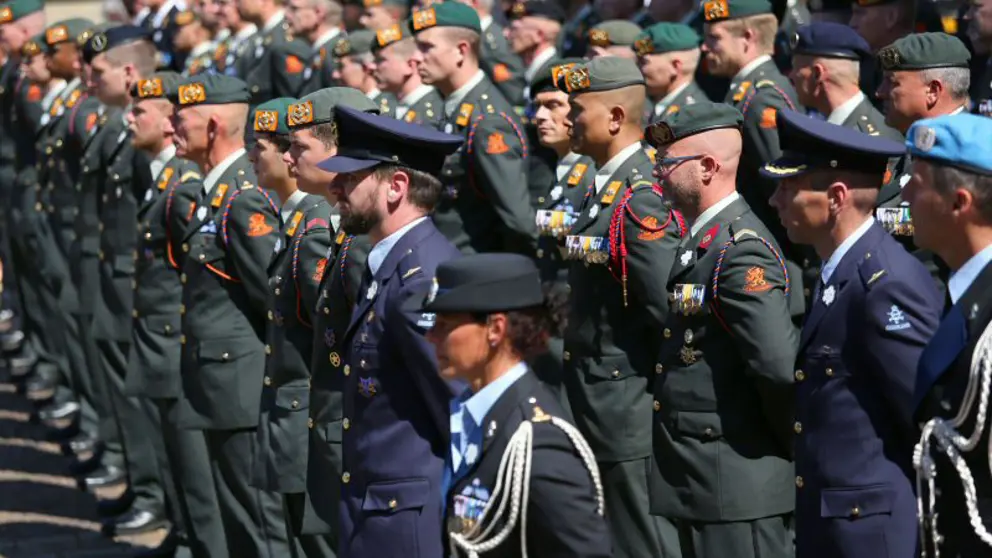 Militairen opgesteld met medailles op de revers