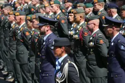 Militairen opgesteld met medailles op de revers